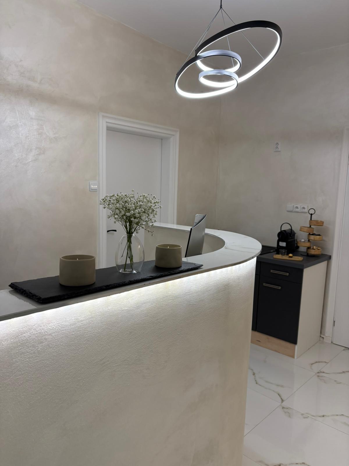 Recepcia kliniky s dizajnovým osvetlením